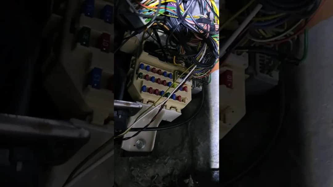 Gdzie są bezpieczniki w Suzuki SX4? Oto lokalizacja i wskazówki