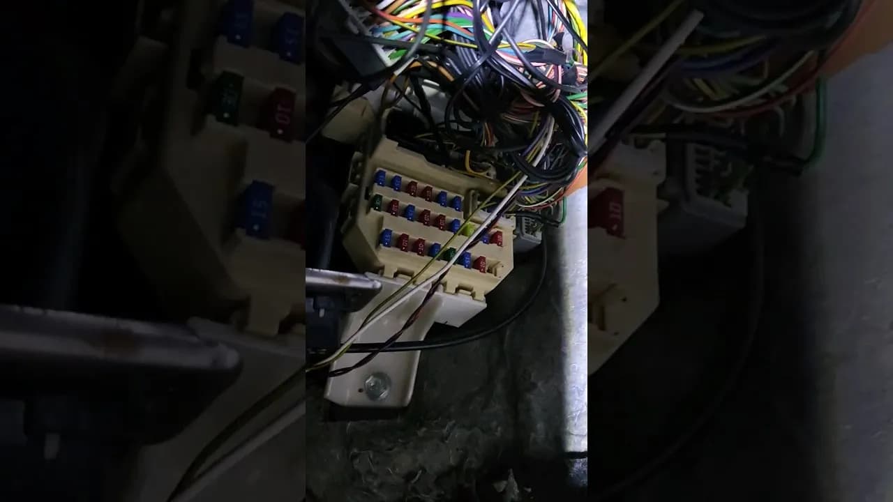 Gdzie są bezpieczniki w Suzuki SX4? Oto lokalizacja i wskazówki