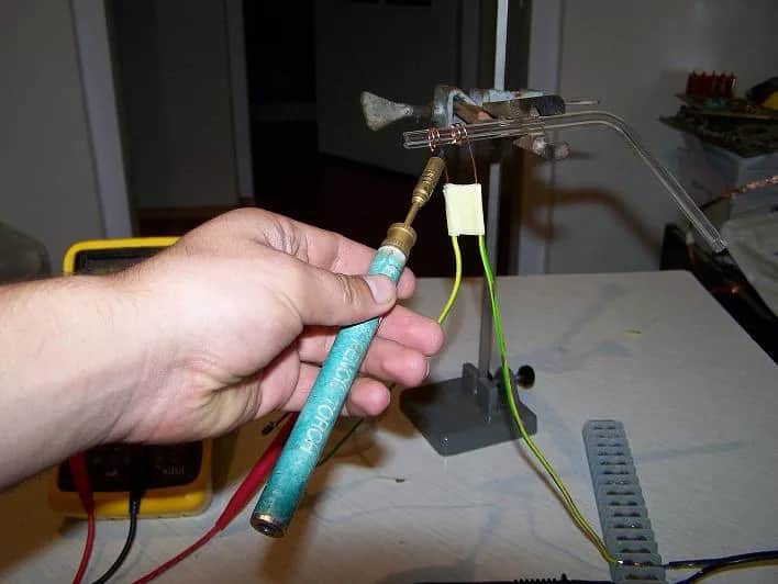 Czy szkło przewodzi prąd? Odkryj zaskakujące fakty i warunki