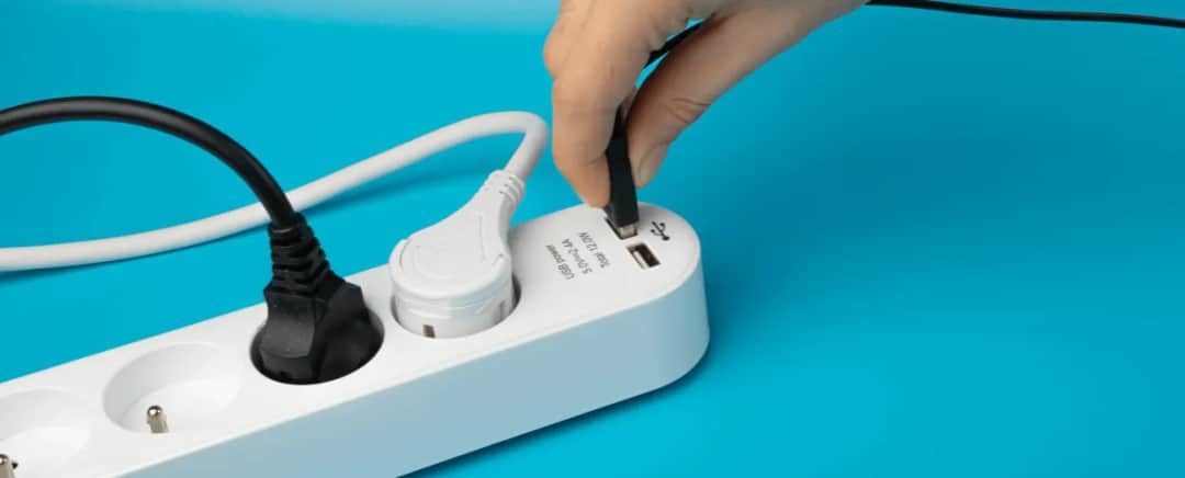 Ile prądu pobiera ładowarka w kontakcie? Zaskakujące koszty energii