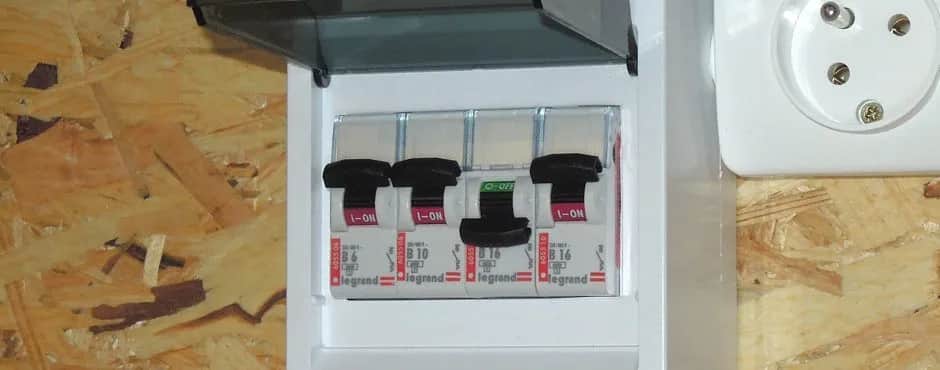 Jak włączyć bezpiecznik automatyczny i uniknąć problemów z prądem