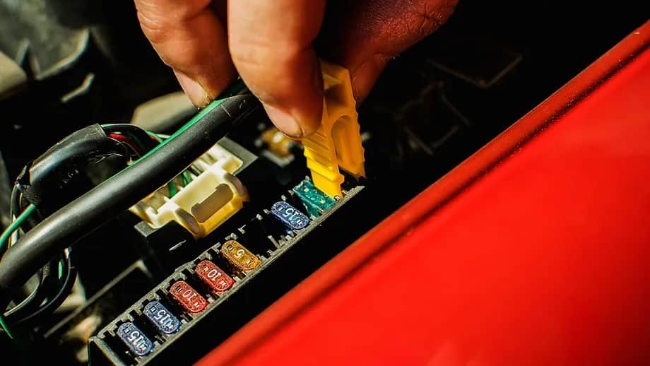 Jak wymienić bezpiecznik w aucie - uniknij kosztownych napraw