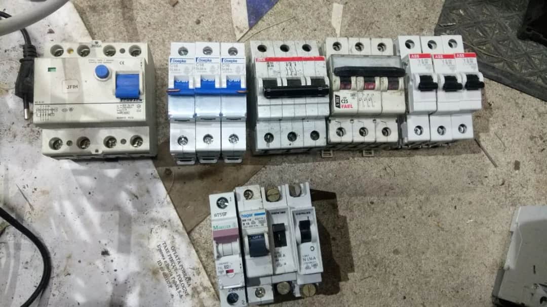 Jaki bezpiecznik do garażu? Uniknij kosztownych błędów w doborze