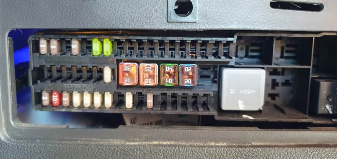 Gdzie są bezpieczniki Ford Kuga MK1? Odkryj ich lokalizację i wskazówki