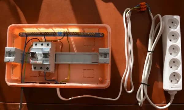 Jak podłączyć różnicówkę bez uziemienia i uniknąć niebezpieczeństw