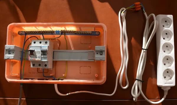 Jak podłączyć różnicówkę bez uziemienia i uniknąć niebezpieczeństw