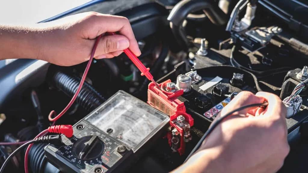Jak sprawdzić co pobiera prąd w samochodzie i uniknąć problemów z akumulatorem