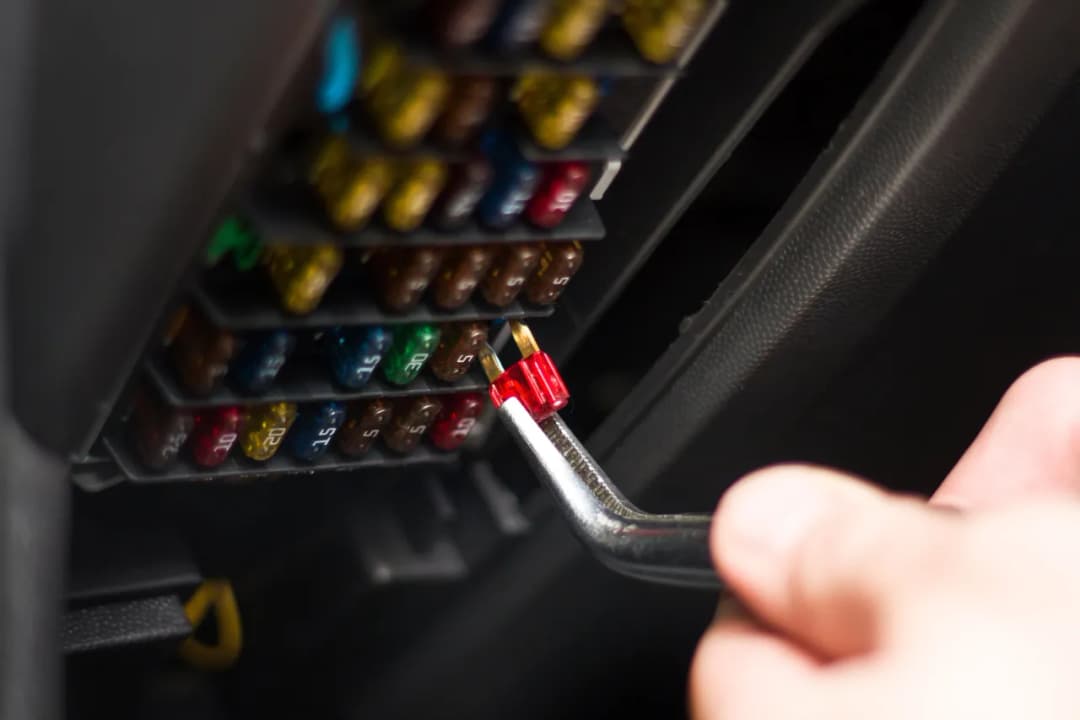 Jak wygląda przepalony bezpiecznik w aucie - objawy i wskazówki