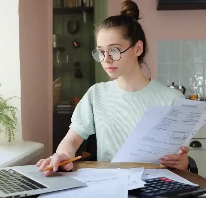 Ile średnio zużywa się prądu dziennie? Sprawdź, jak zredukować koszty