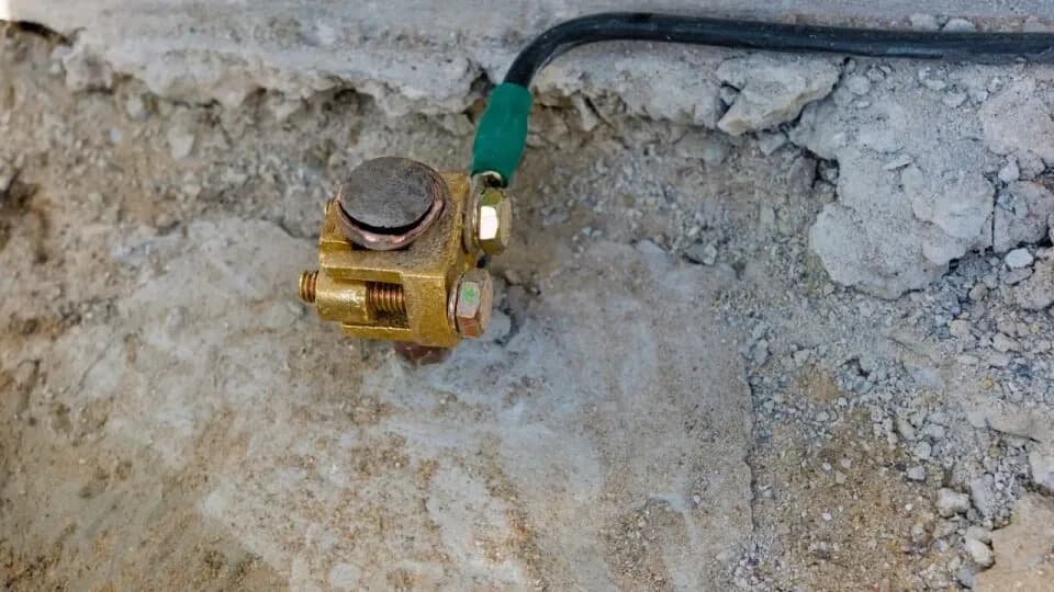 Co to uziemienie i dlaczego jest kluczowe dla bezpieczeństwa elektrycznego