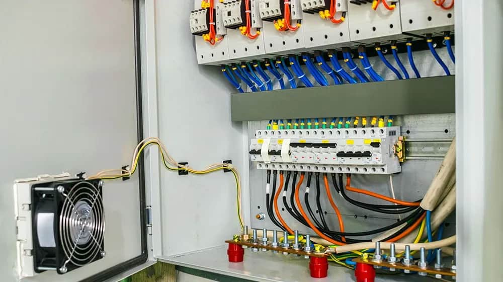 Jak podłączyć bezpiecznik 3 fazowy bez ryzyka błędów i awarii