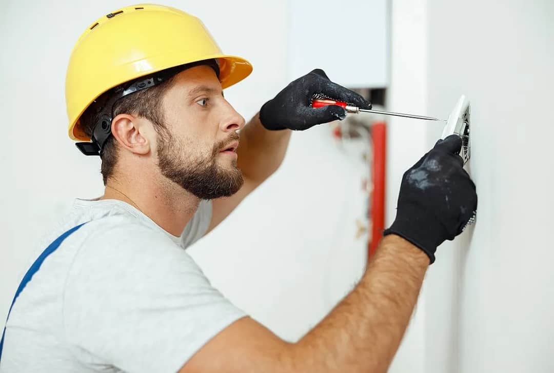 Jak podłączyć kabel do wtyczki z uziemieniem bezpiecznie i łatwo