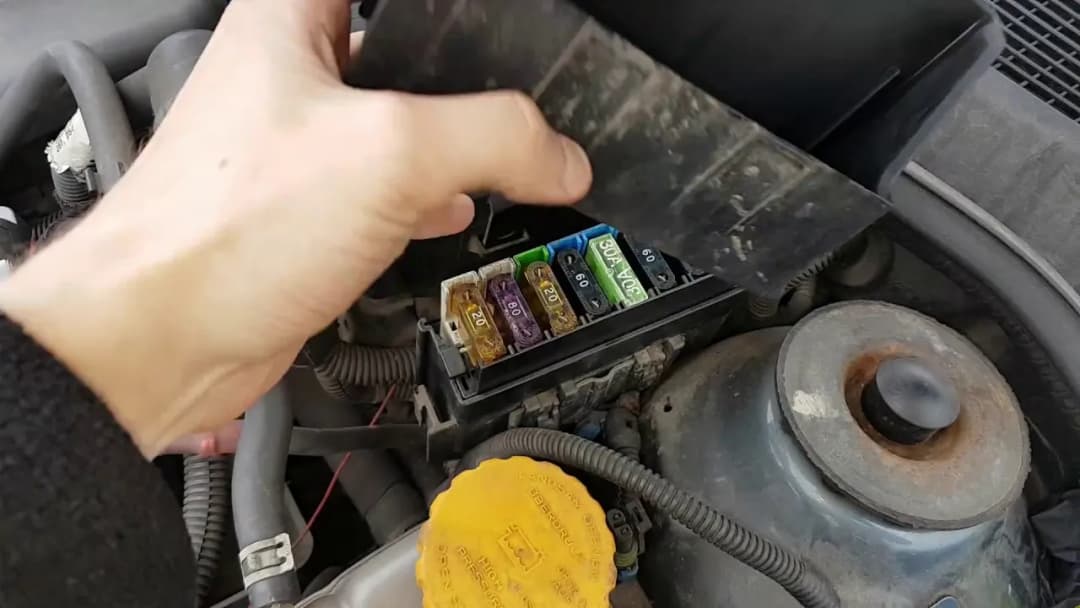 Gdzie są bezpieczniki w Astra G? Odkryj ich lokalizację i funkcje