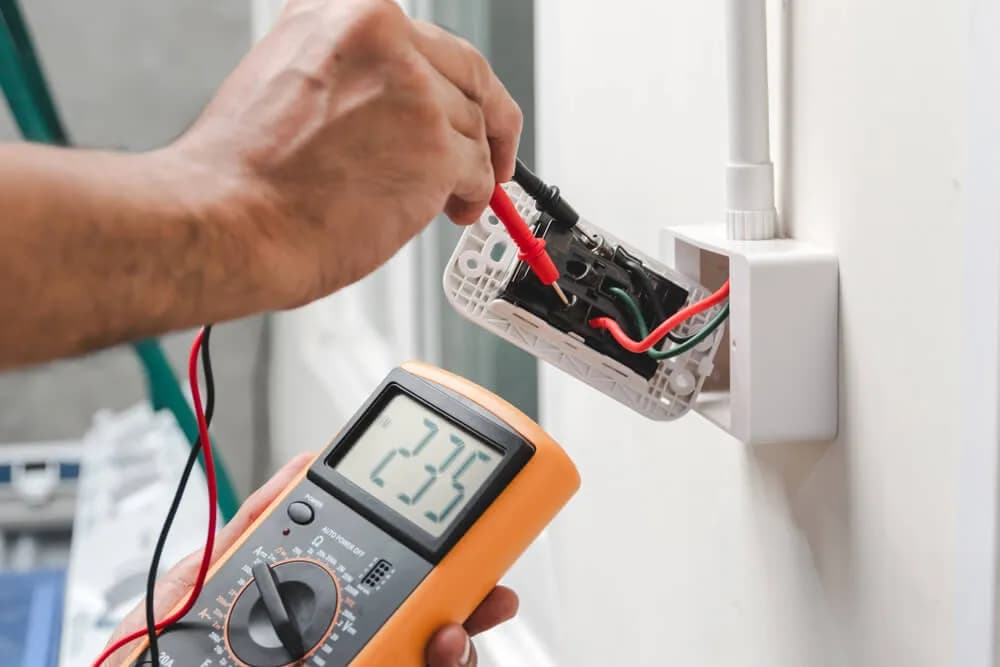 Jak sprawdzić uziemienie miernikiem i uniknąć niebezpieczeństw elektrycznych