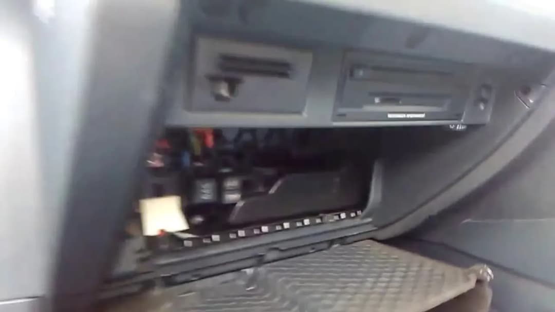 Gdzie są bezpieczniki w Golfie 5? Odkryj ich lokalizację i porady