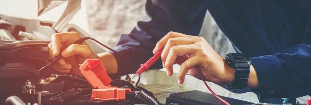 Ile zarabia elektryk samochodowy? Zaskakujące fakty o wynagrodzeniach