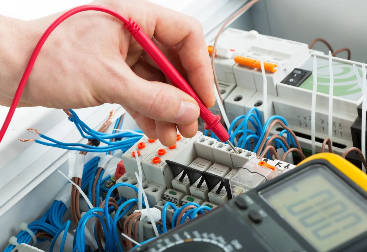 Ile bierze elektryk za domek? Sprawdź, co wpływa na ceny usług