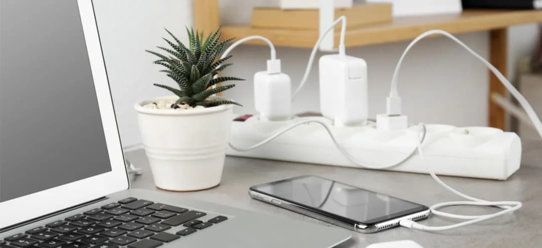 Czy ładowarka pozostawiona w gniazdku naprawdę pobiera prąd?