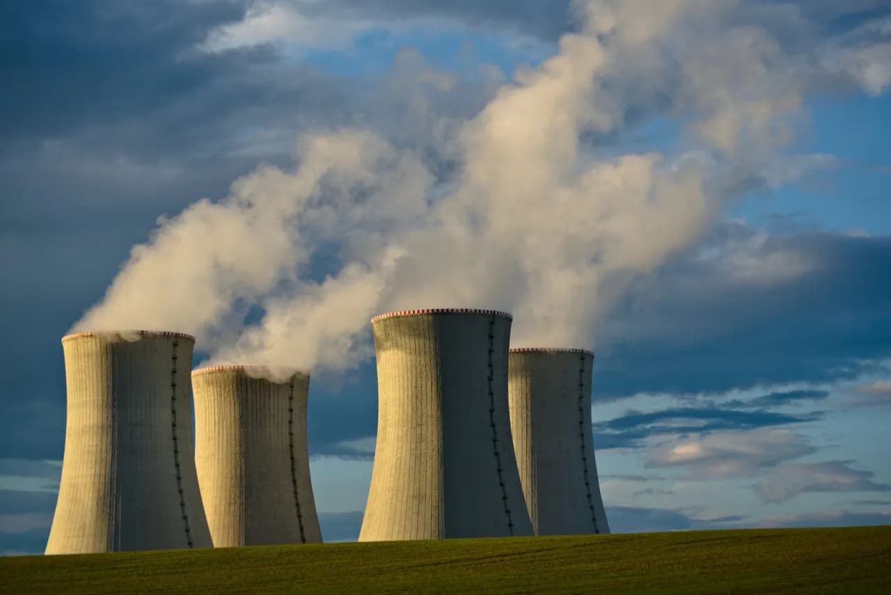 Jak działa elektrownia atomowa? Odkryj tajniki jej działania i bezpieczeństwa