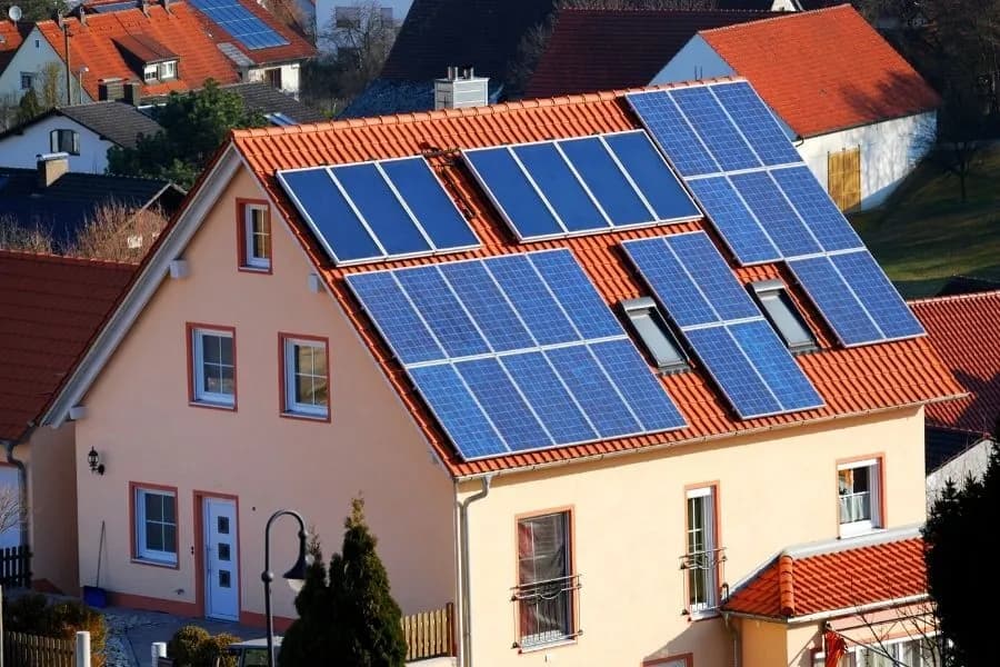 Ile prądu wyprodukuje elektrownia fotowoltaiczna 4 kW dziennie? Zaskakujące wyniki!
