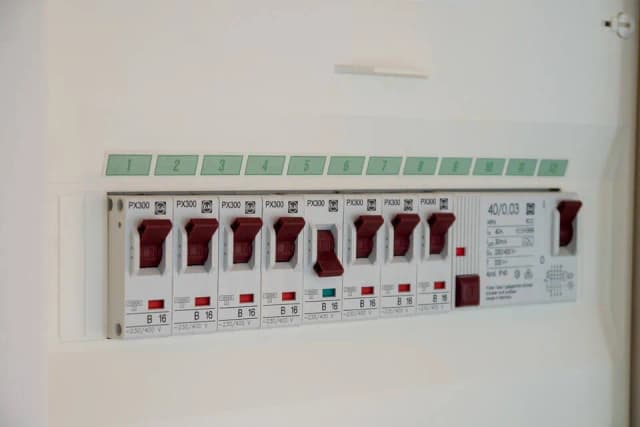 Jak działają bezpieczniki i dlaczego są kluczowe dla bezpieczeństwa elektrycznego