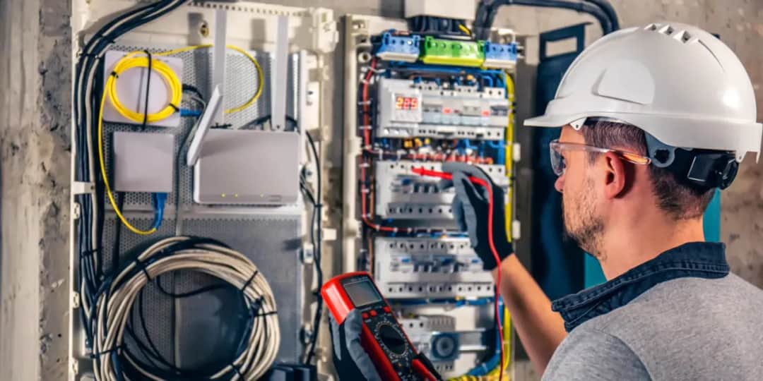 Jak sprawdzić bezpiecznik i uniknąć kosztownych napraw elektrycznych