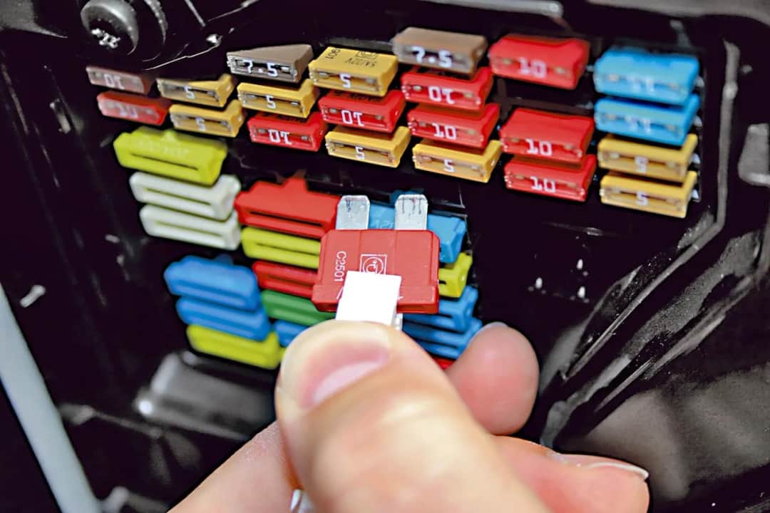 Jak wyciągnąć bezpiecznik w prosty sposób i uniknąć problemów