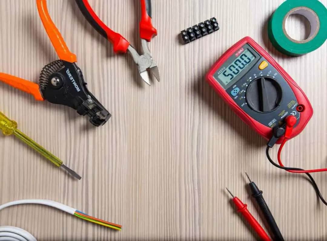 Ile zarabia pomocnik elektryka w Niemczech? Sprawdź realne stawki