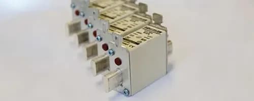 Jaką rolę w domowej instalacji elektrycznej odgrywa bezpiecznik i dlaczego jest kluczowy?