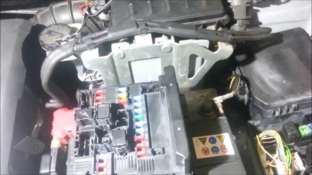 Gdzie są bezpieczniki w Nissan Qashqai? Oto kluczowe lokalizacje