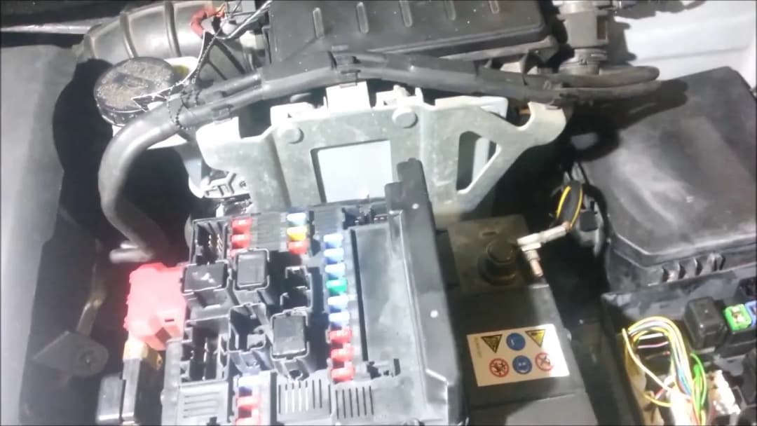 Gdzie są bezpieczniki w Nissan Qashqai? Oto kluczowe lokalizacje