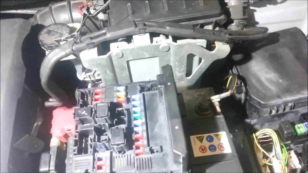 Gdzie są bezpieczniki w Nissan Qashqai? Oto kluczowe lokalizacje