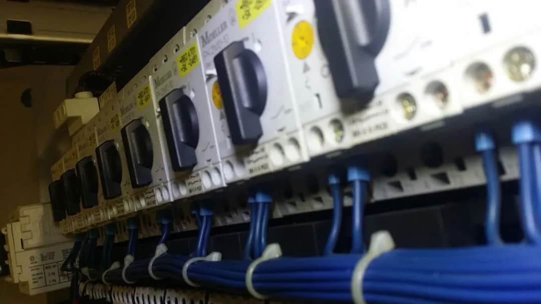 Jak wybrać odpowiedni bezpiecznik na 3 fazy dla bezpieczeństwa instalacji