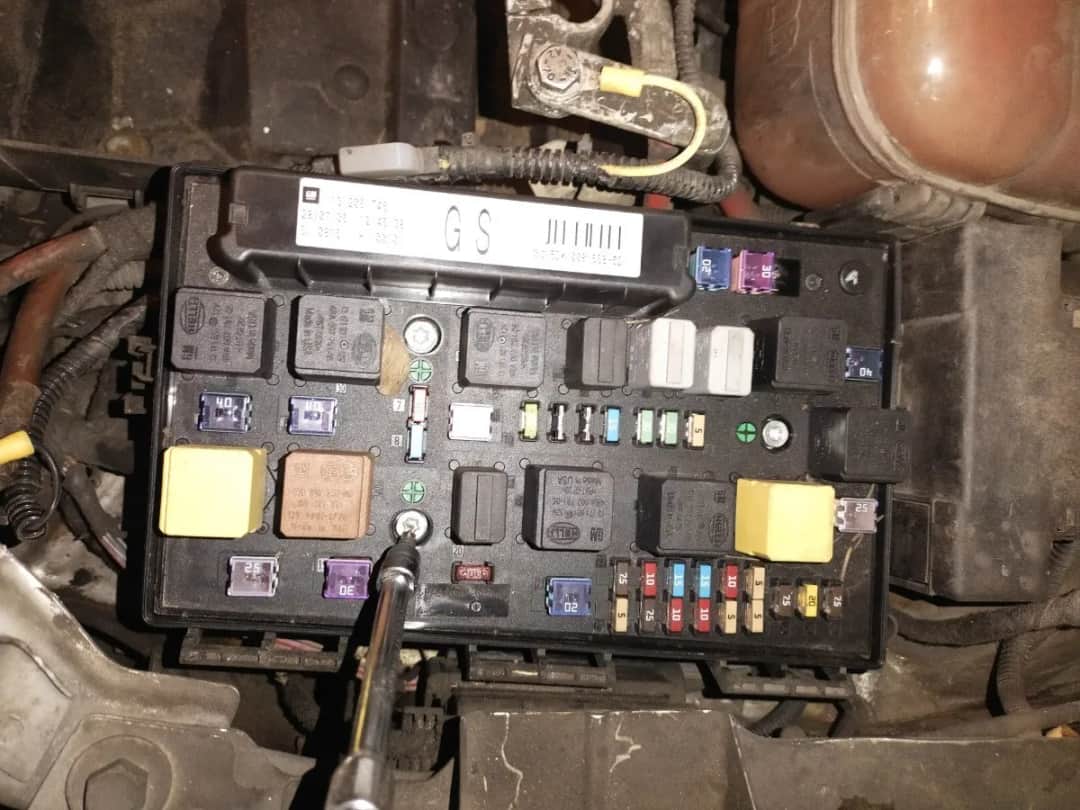 Gdzie są bezpieczniki w Oplu Zafira B? Oto kluczowe lokalizacje