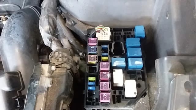 Gdzie są bezpieczniki w Suzuki SX4? Oto lokalizacja i wskazówki