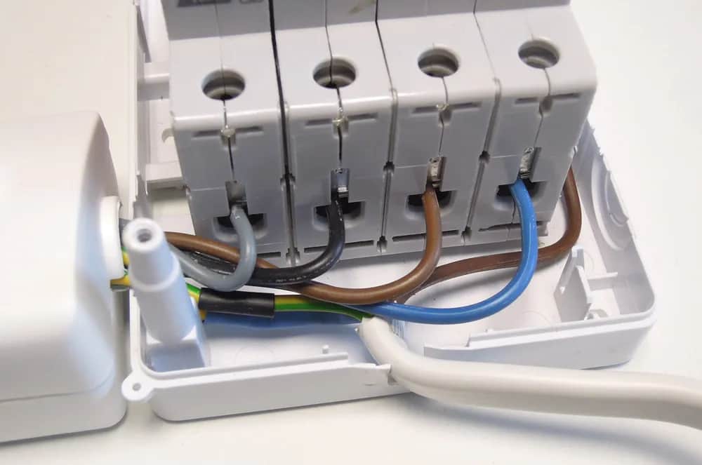 Jak podłączyć przewody do bezpieczników i uniknąć niebezpieczeństw