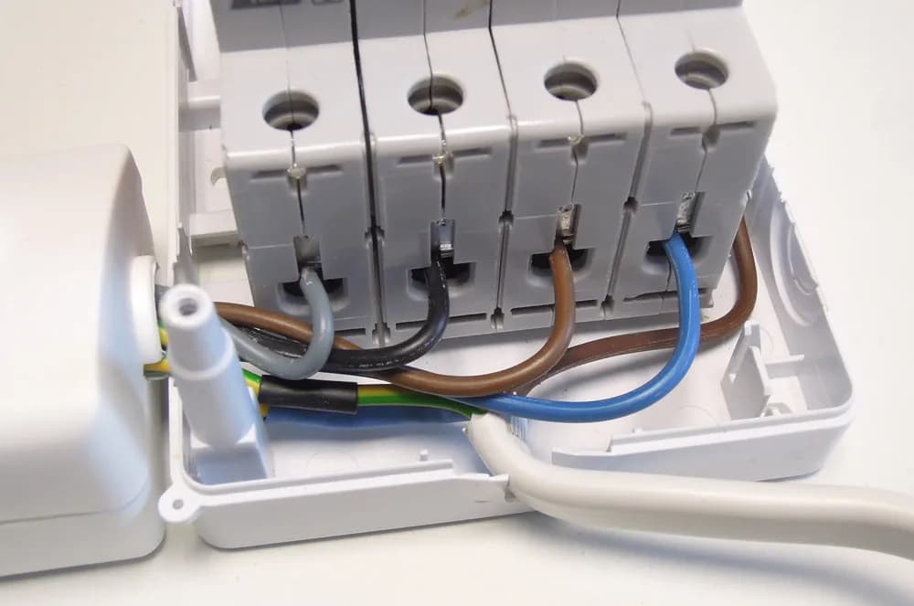 Jak podłączyć przewody do bezpieczników i uniknąć niebezpieczeństw