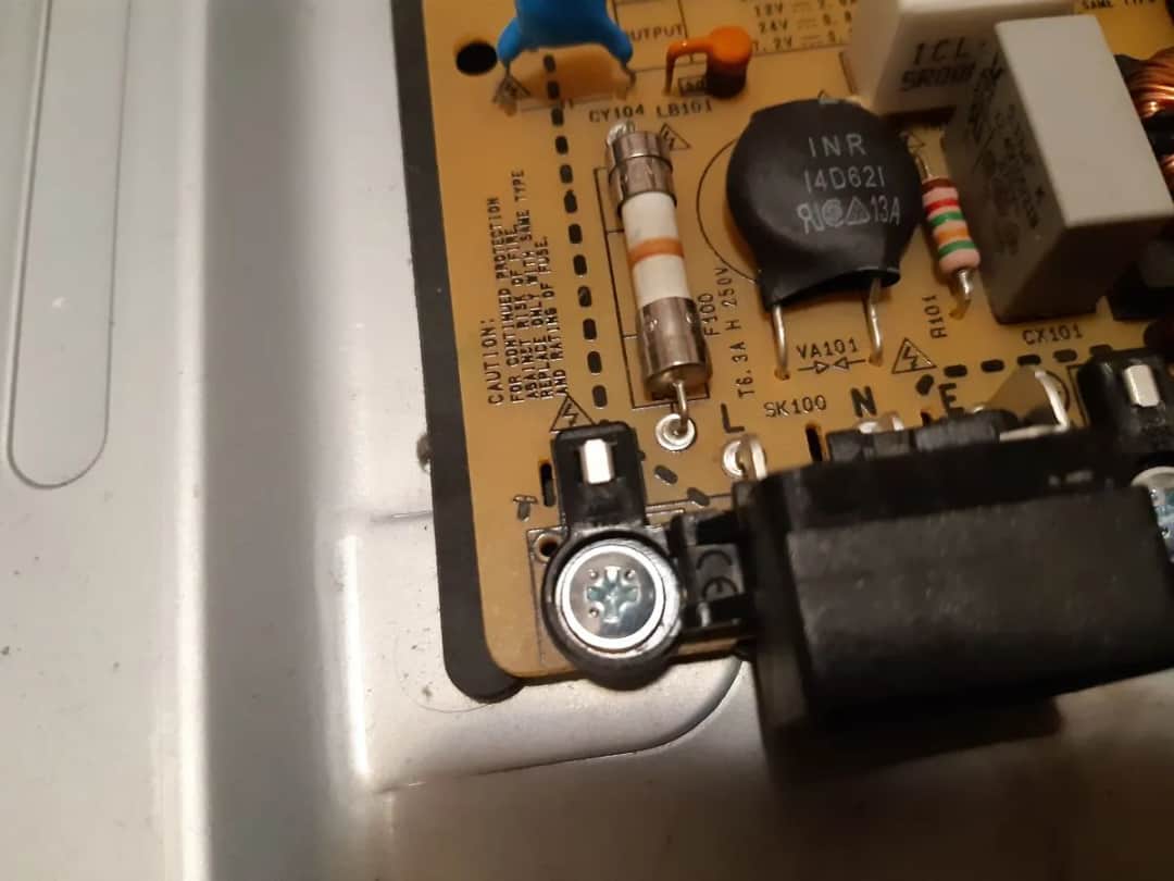 Gdzie jest bezpiecznik w telewizorze? Odkryj, jak go znaleźć łatwo