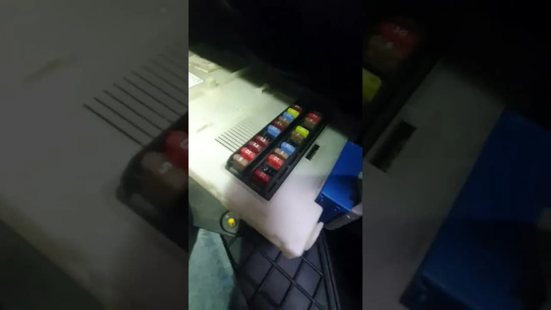 Gdzie są bezpieczniki w Fordzie Mondeo MK4 i jak je znaleźć?