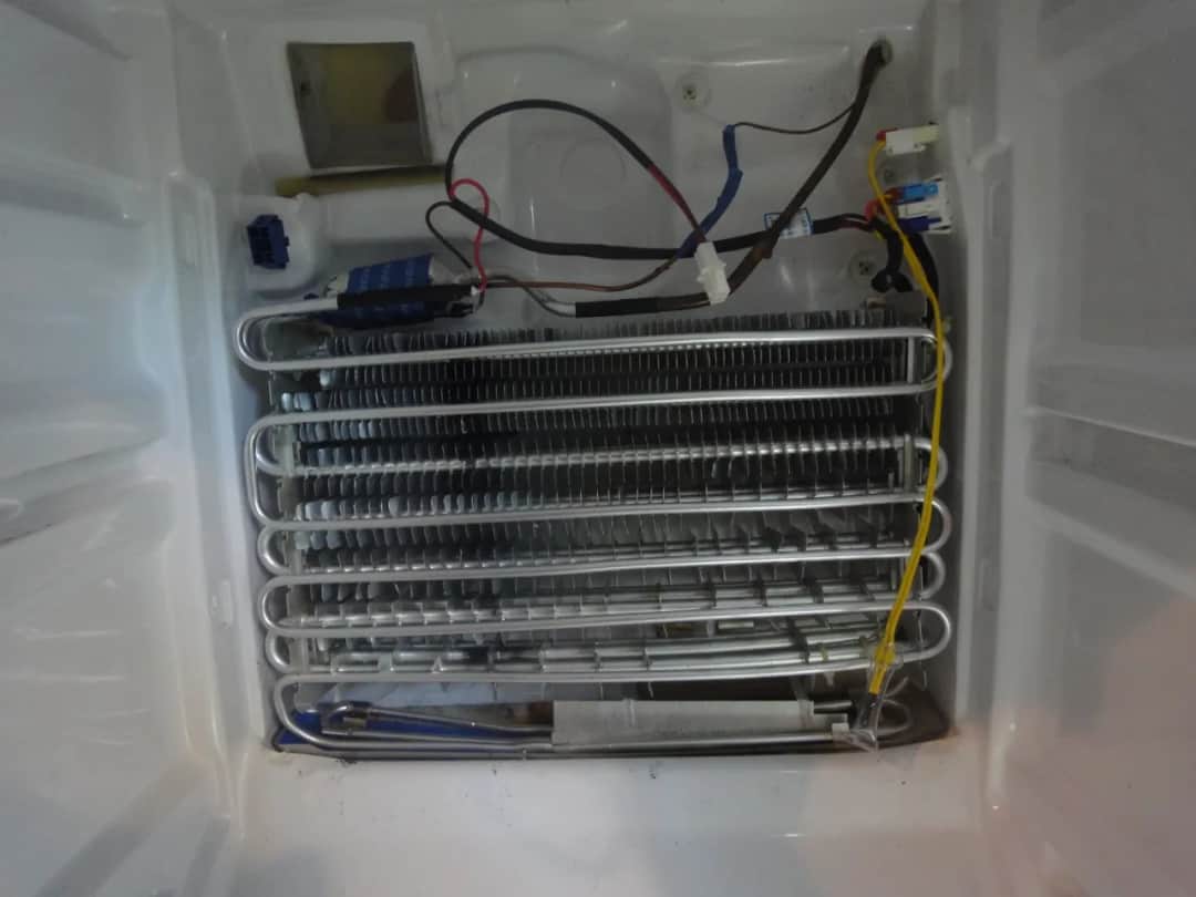 Gdzie jest bezpiecznik w lodówce? Oto, co musisz wiedzieć, aby naprawić problem