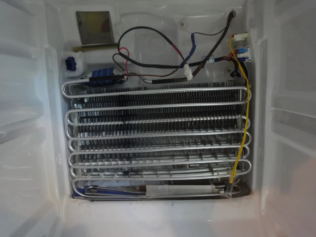 Gdzie jest bezpiecznik w lodówce? Oto, co musisz wiedzieć, aby naprawić problem