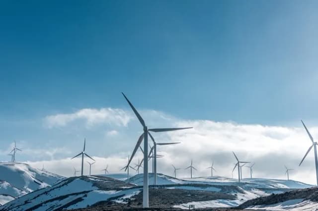 Jak działa elektrownia wiatrowa? Zaskakujące fakty o energii wiatrowej