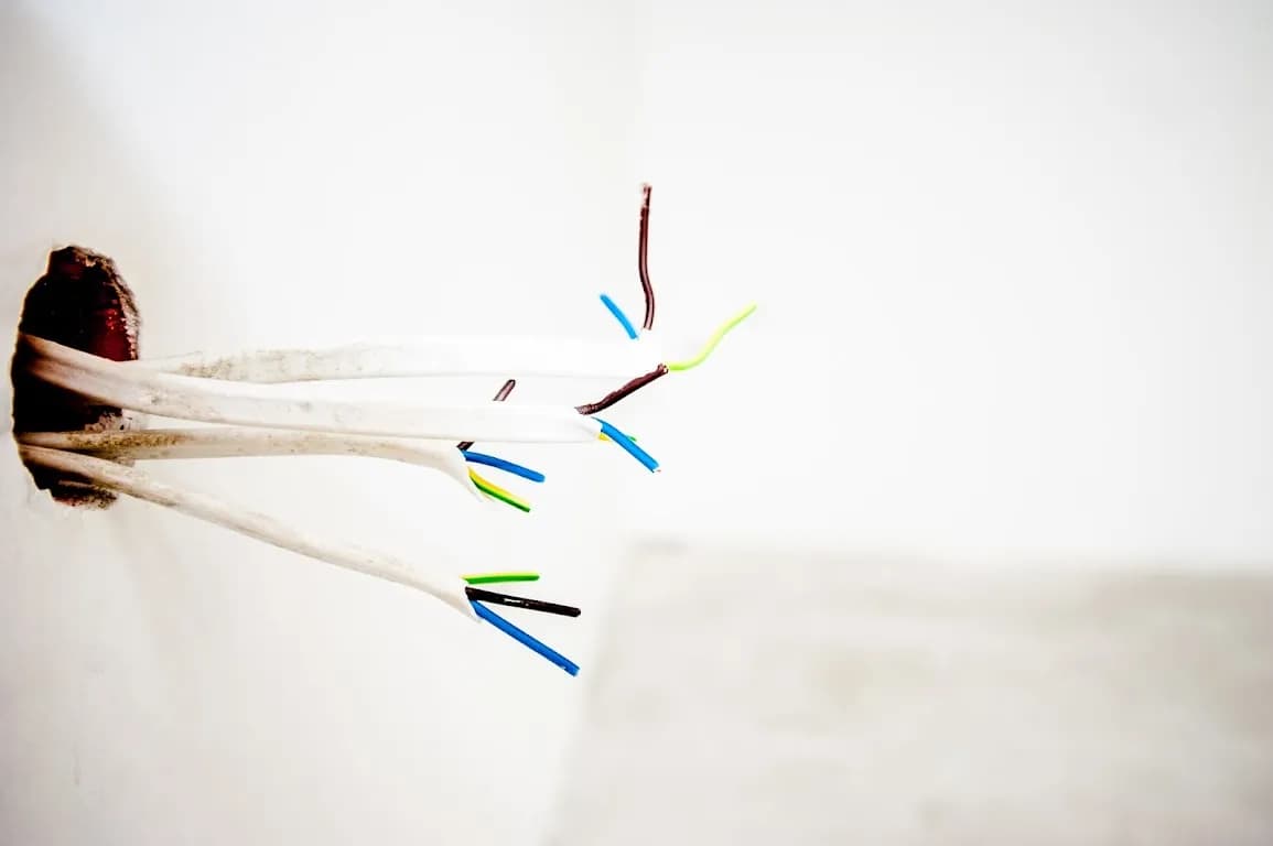 Elektryka w domu o czym pamiętać, aby uniknąć niebezpieczeństw i kosztów