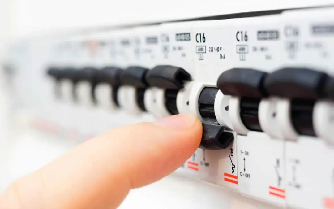 Jaki bezpiecznik do 4kW? Uniknij kosztownych błędów przy wyborze