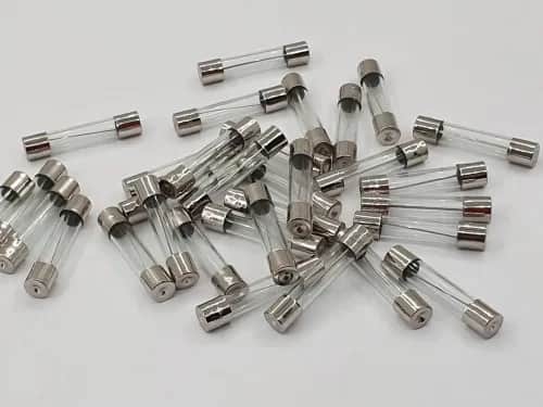 Gdzie są bezpieczniki w skuterze? Znajdź je szybko i łatwo