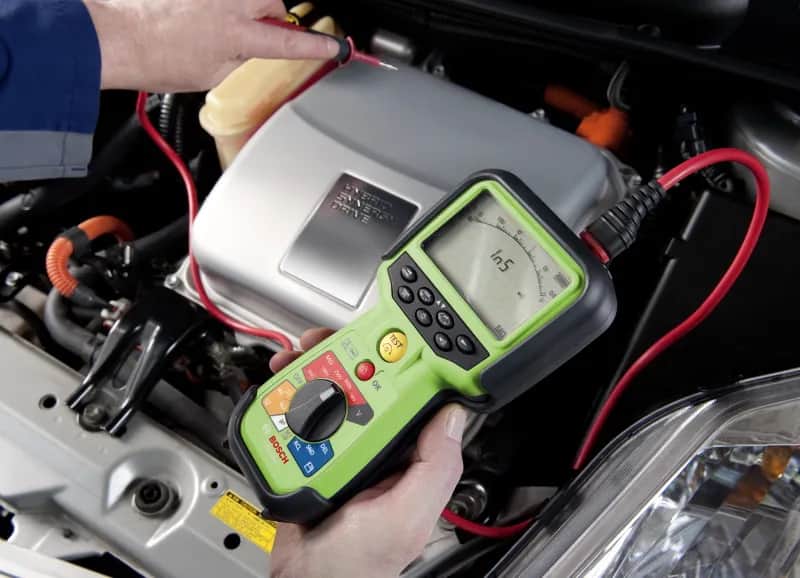 Jak sprawdzić czy samochód pobiera prąd i uniknąć problemów z akumulatorem