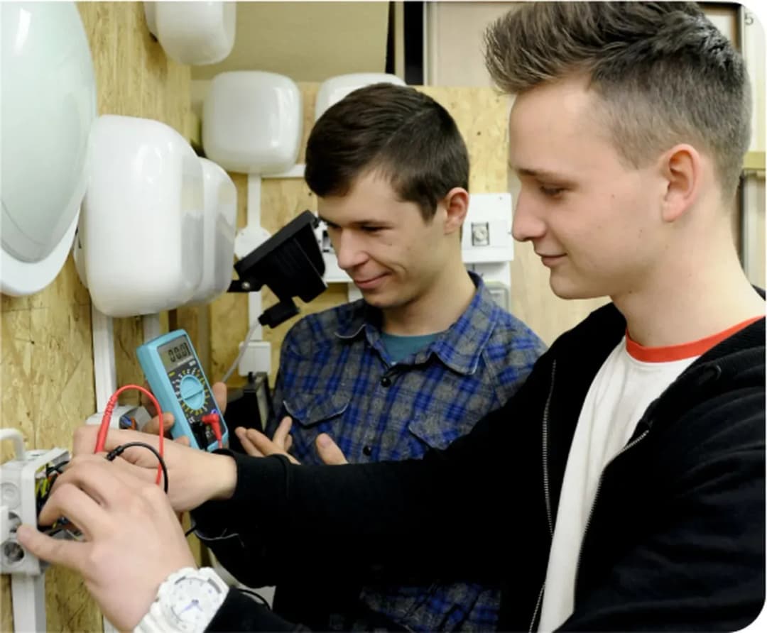Co robi technik elektryk? Obowiązki, zarobki i ścieżki kariery