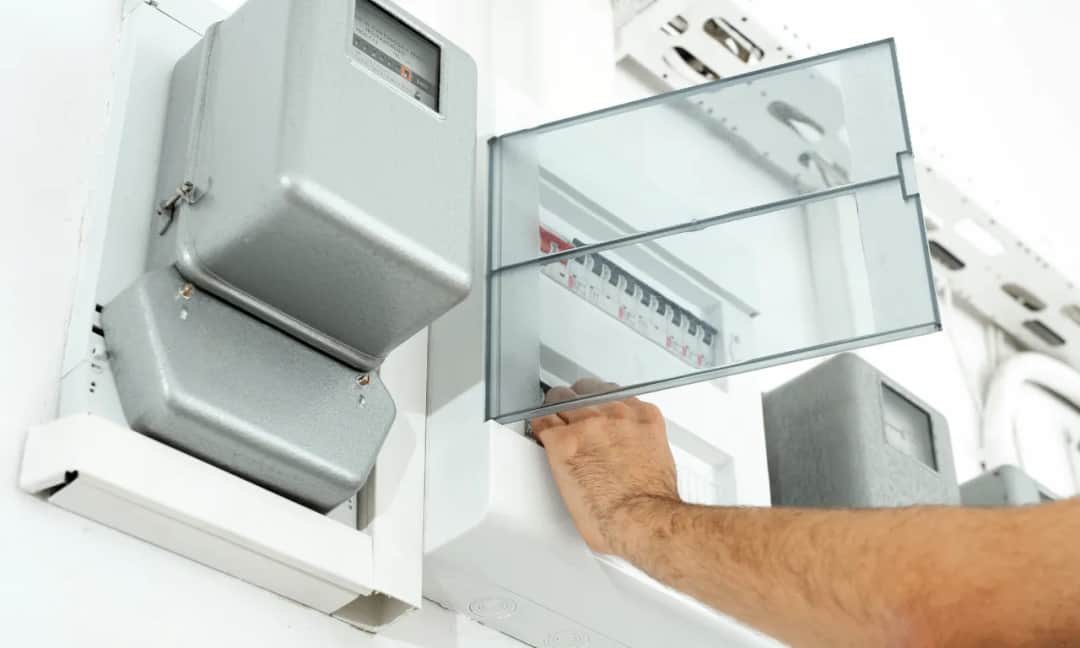 Jak podłączyć bezpiecznik różnicowy i uniknąć niebezpieczeństw elektrycznych