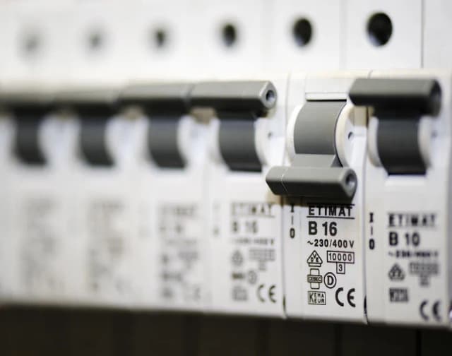 Jaki bezpiecznik do mieszkania - uniknij kosztownych awarii elektrycznych